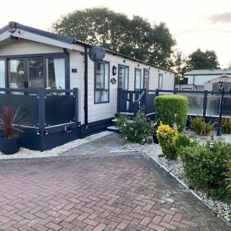 2 Bed, 2 Bath Lodge Style Caravan With Hot Tub & Private Garden At Patrington Haven Leisure Park ภายนอก รูปภาพ