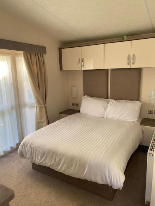 2 Bed, 2 Bath Lodge Style Caravan With Hot Tub & Private Garden At Patrington Haven Leisure Park ภายนอก รูปภาพ