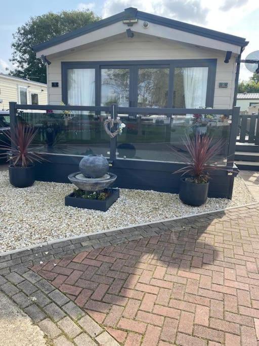 2 Bed, 2 Bath Lodge Style Caravan With Hot Tub & Private Garden At Patrington Haven Leisure Park ภายนอก รูปภาพ