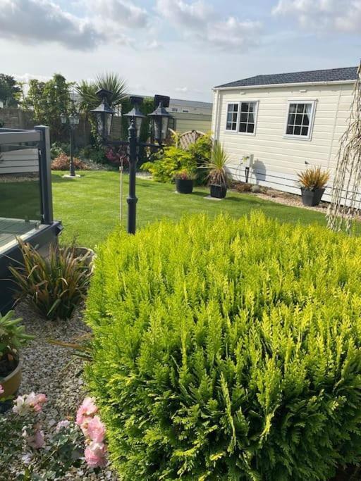 2 Bed, 2 Bath Lodge Style Caravan With Hot Tub & Private Garden At Patrington Haven Leisure Park ภายนอก รูปภาพ