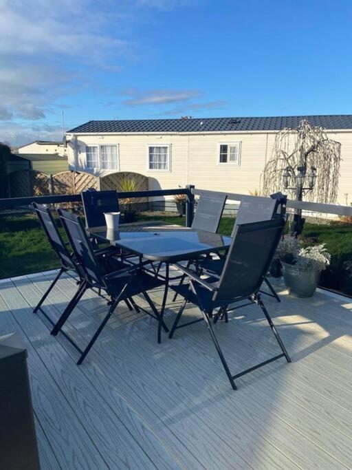 2 Bed, 2 Bath Lodge Style Caravan With Hot Tub & Private Garden At Patrington Haven Leisure Park ภายนอก รูปภาพ