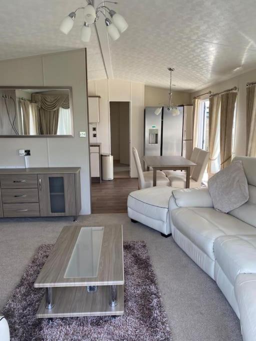 2 Bed, 2 Bath Lodge Style Caravan With Hot Tub & Private Garden At Patrington Haven Leisure Park ภายนอก รูปภาพ