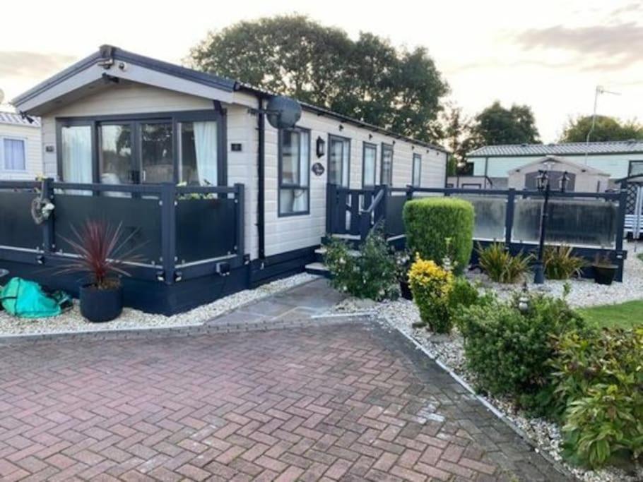 2 Bed, 2 Bath Lodge Style Caravan With Hot Tub & Private Garden At Patrington Haven Leisure Park ภายนอก รูปภาพ